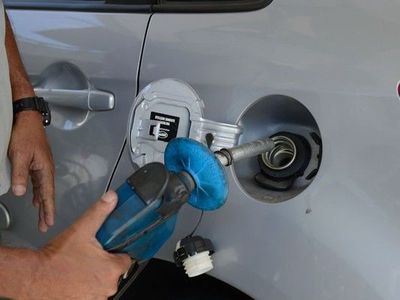 Preo da gasolina diminui e do diesel aumenta para distribuidoras 