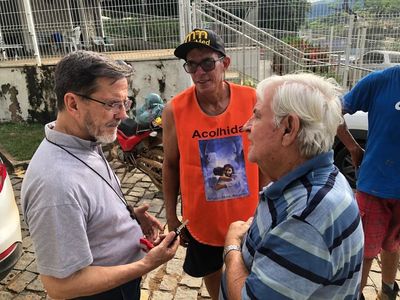 Bispo de Cachoeiro visita vtimas das enchentes em Mimoso do Sul