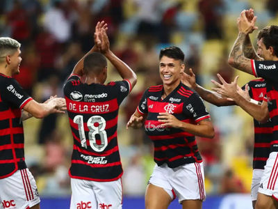 Flamengo derrota So Paulo e assume liderana do Brasileiro