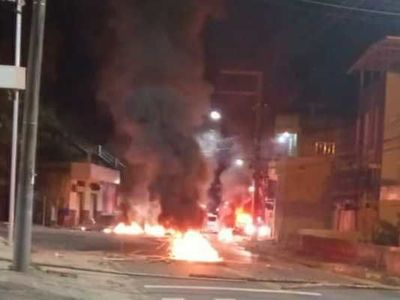Vdeo: Morte de jovem baleado em ao policial gera protesto em Cachoeiro
