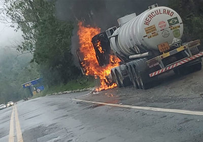 Carreta com cido clordrico pega fogo e interdita BR 262 em Brejetuba