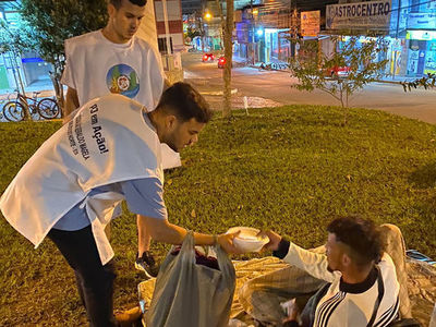 Bom Jesus: jovens distribuem alimentos e cobertores a moradores de rua 