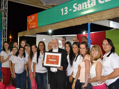 Estande da Santa Casa na Feira da Bondade ter pastel gourmet e caldo de cana