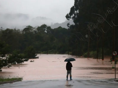 Nacional: Porto Alegre fecha comportas de segurana para evitar inundao
